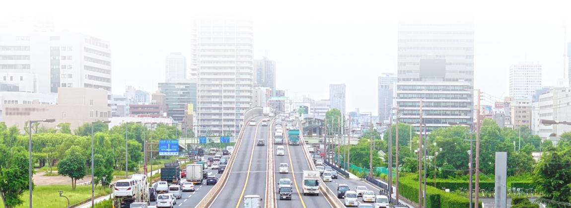 道路を車が走行している写真